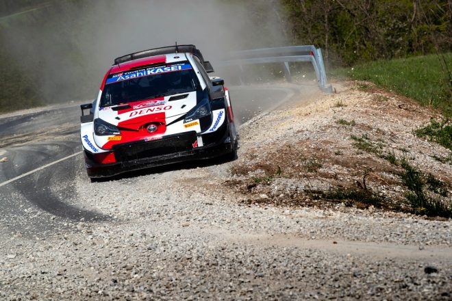 場所によっては多くの砂利が路面に広がっていた