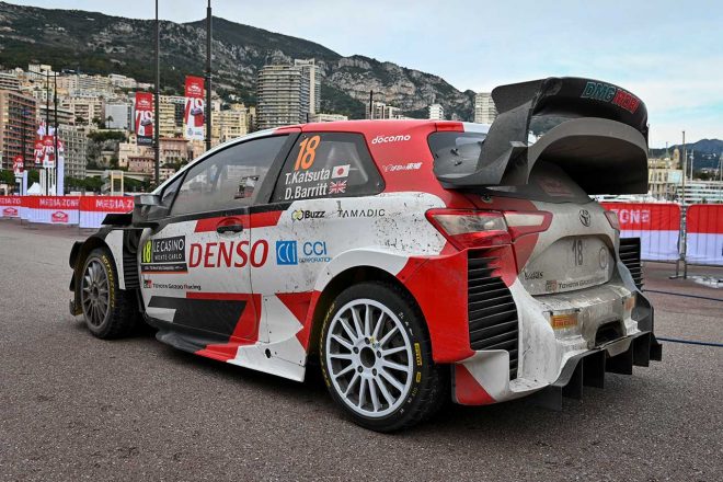 勝田貴元が駆るトヨタ・ヤリスWRC。リアサイドウインドウ下にBuzzロゴが入る