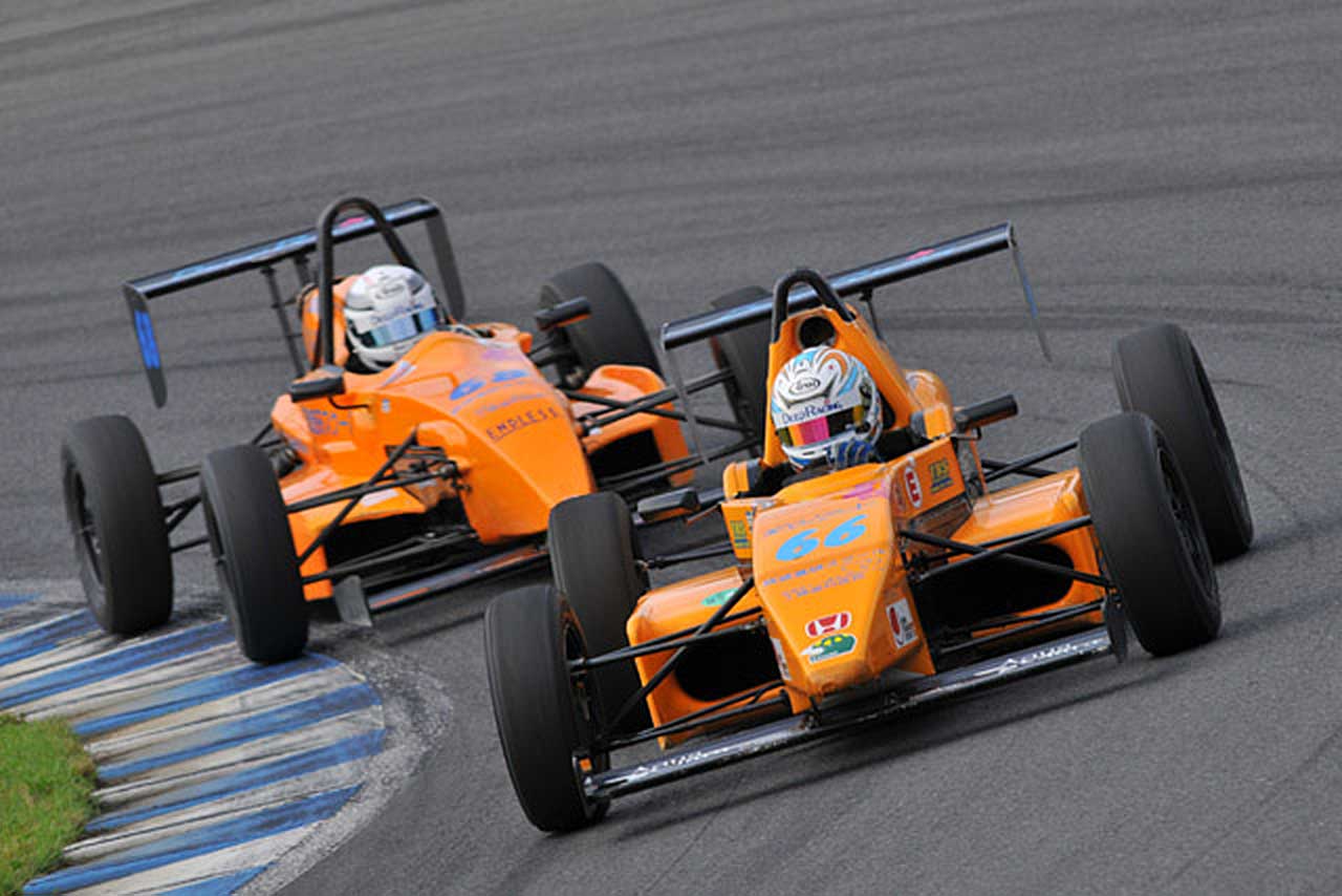 スーパーFJを戦うディープレーシングの2台のマシン