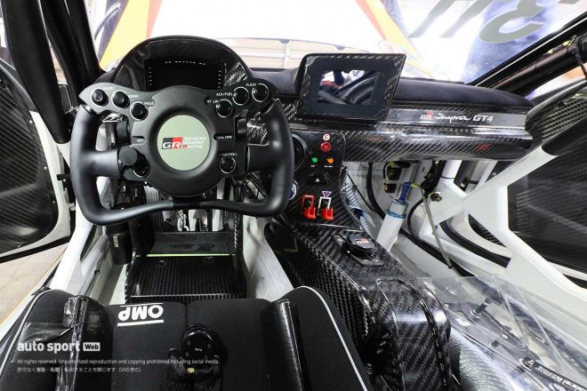 トヨタGRスープラGT4のコックピット。カーボン製のインストルメントパネルとセンターコンソールで軽量化が図られている