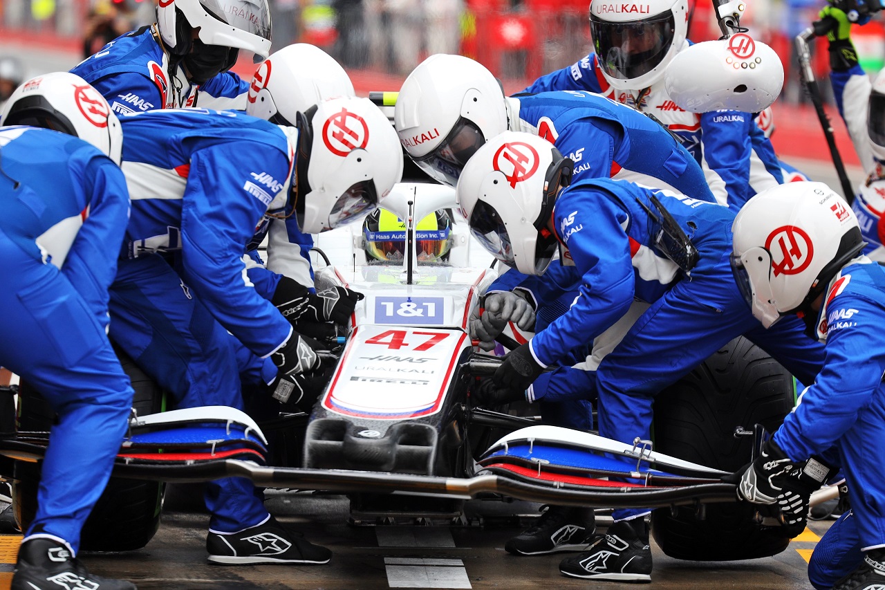 2021年F1第2戦エミリア・ロマーニャGP　ミック・シューマッハー（ハース）がスピンの後、ノーズ交換