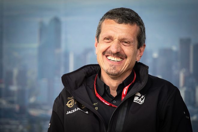 「キムラサーン！」と声を掛けてくれるギュンター・シュタイナー代表（ハースF1チーム）