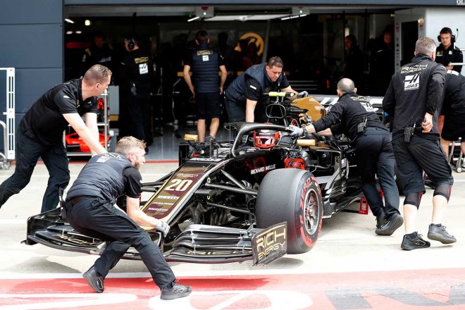 2019年F1イギリスGP　ケビン・マグヌッセンのマシンをガレージに入れるメカニックたち