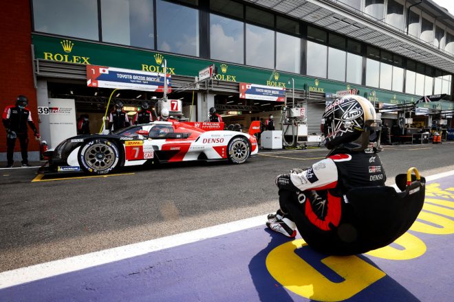 7号車トヨタGR010ハイブリッドを見つめる小林可夢偉