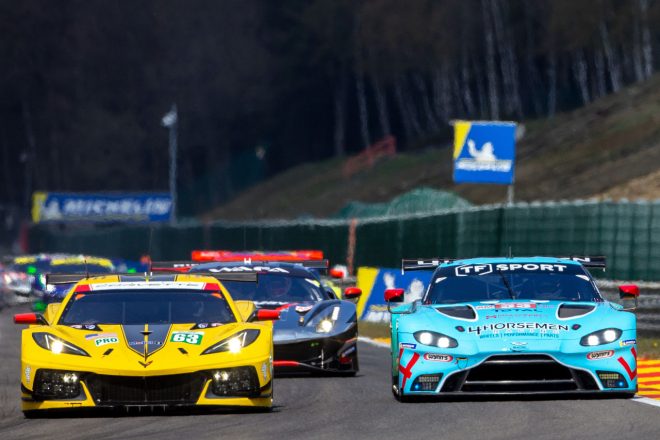 コルベット・レーシングの63号車シボレー・コルベットC8.R(左)とTFスポーツの33号車アストンマーティン・バンテージAMR(右)