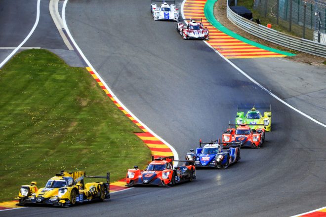 スタート直後、LMP2クラスの隊列に飲まれた36号車アルピーヌA480・ギブソン（中央）