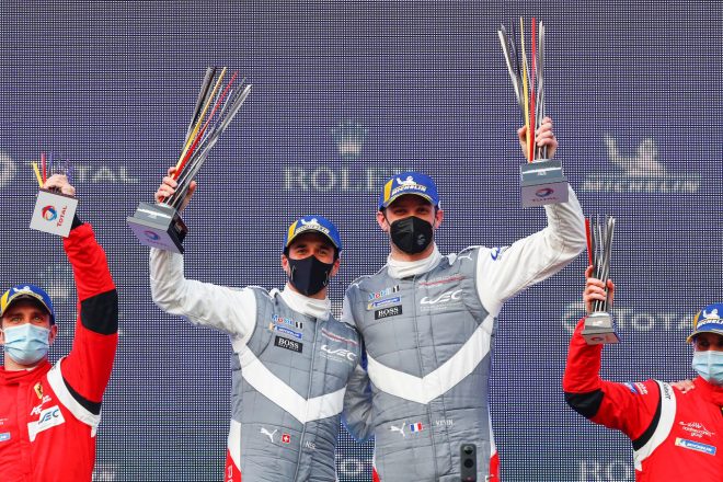 優勝した91号車ポルシェ911 RSR-19のニール・ジャニ(左)とケビン・エストーレ(右)