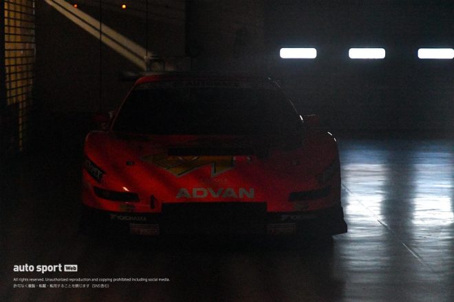 1番ピットには1998〜99年のGT300チャンピオンカー、モモコルセ・アペックスMR2が。