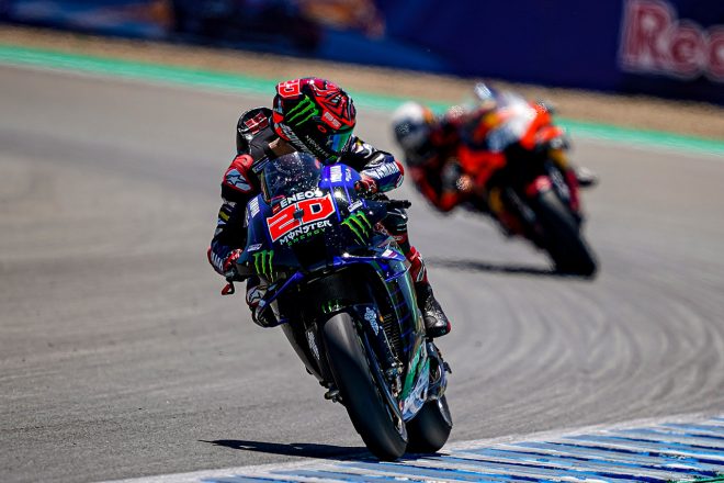 後ろを気にするファビオ・クアルタラロ（モンスターエナジー・ヤマハMotoGP）／2021MotoGP第4戦スペインGP 決勝