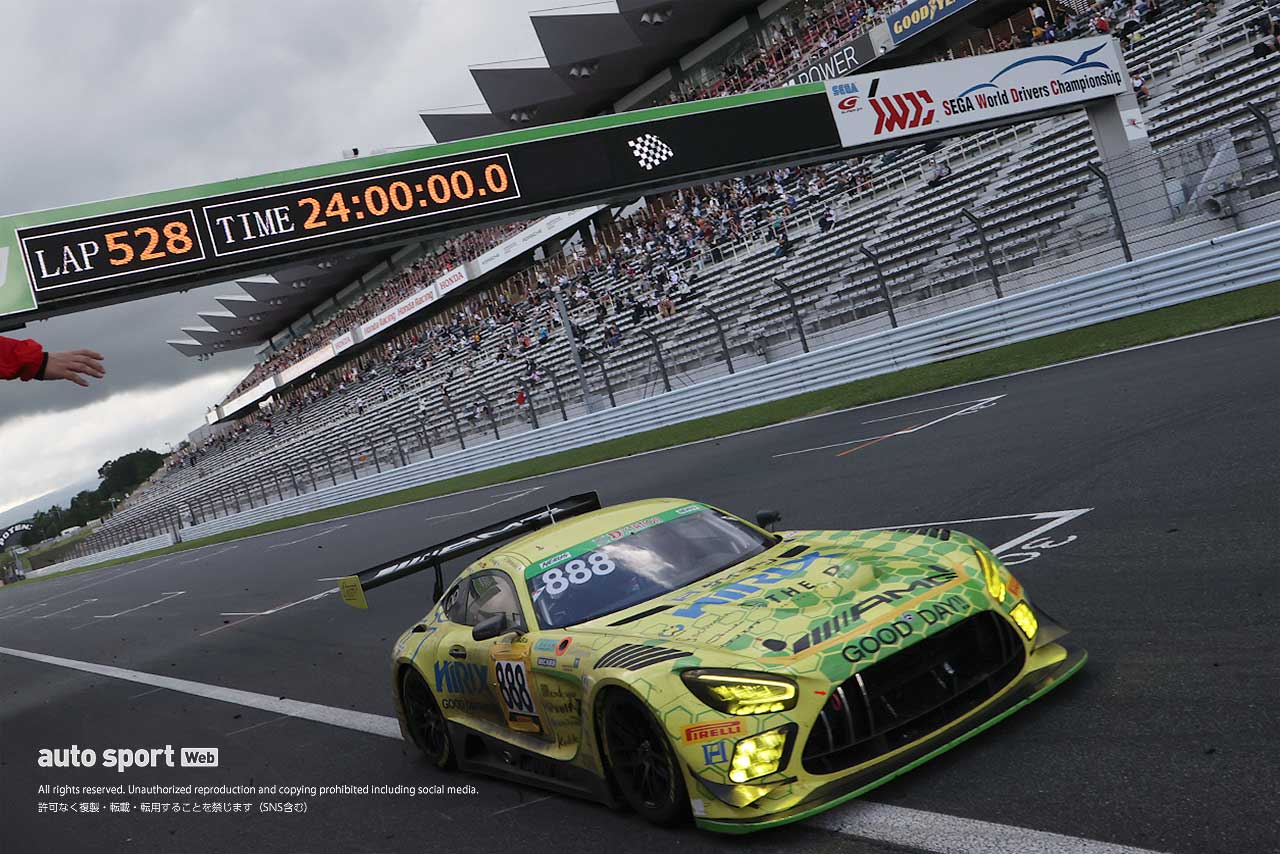 2020年の『NAPAC 富士SUPER TEC 24時間レース』チェッカーシーン