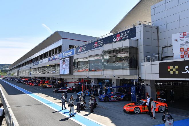 公式練習に先立ち、全チームが参加し土屋春雄さんへの黙祷が行われた。