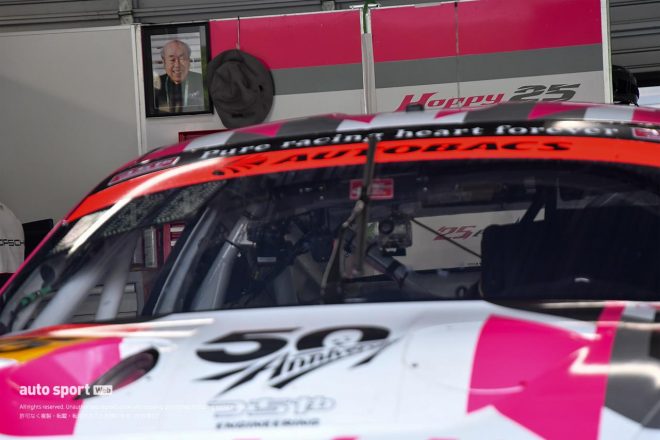 HOPPY Porscheのピットに掲げられた遺影と帽子