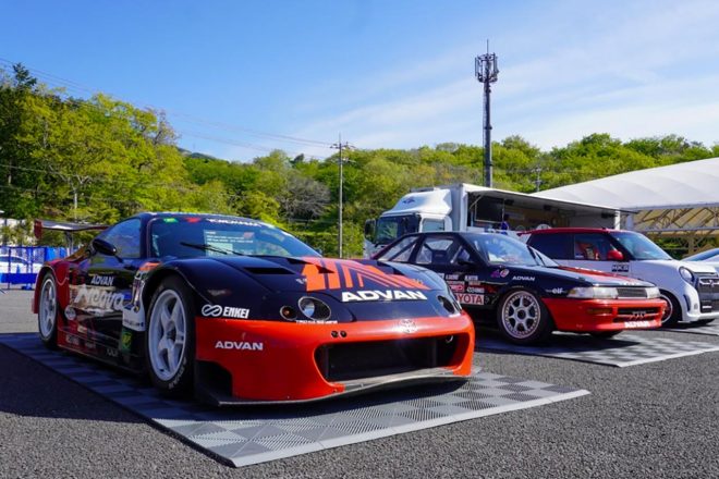 グランドスタンド裏の横浜ゴムブースに展示されたADVANスープラとグループAのカローラ・レビン