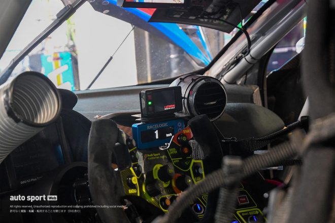 Team LeMans Audi R8 LMSのコクピット内。中央上部のディスプレイがFCY表示用。『LUMIRANK』と書かれており、ドライバー／順位表示システムと連動している。