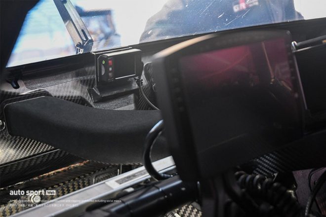 ZENT CERUMO GR Supraのコクピット内。中央奥のディスプレイがFCY表示用。ZENTはドライバーの好みで他のGRスープラGT500とは別の位置に設置されているという。