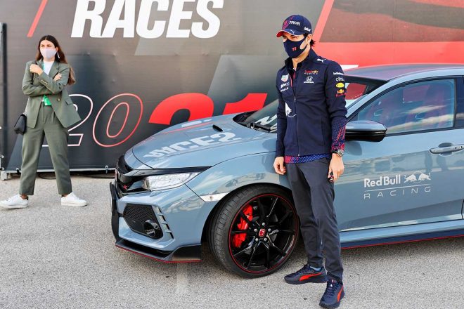 2021年F1第3戦ポルトガルGP　セルジオ・ペレス（レッドブル・ホンダ）とホンダ・シビック・タイプR
