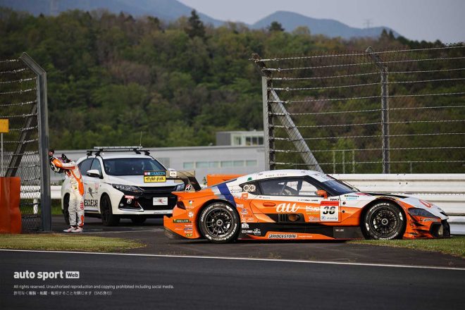 優勝の可能性も大きかっただけに坪井翔（au TOM’S GR Supra）はコースサイドで頭を抱える