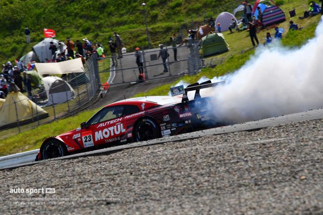 3周目に白煙を上げたMOTUL AUTECH GT-Rはエンジントラブルのようだ