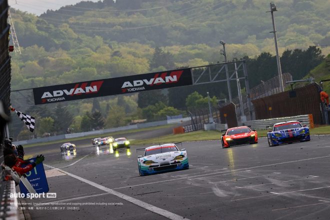 トップチェッカーを受けたSYNTIUM LMcorsa GR Supra GT