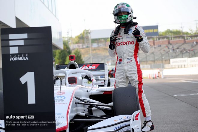 2021スーパーフォーミュラ第2戦鈴鹿　初のポールポジションを獲得した福住仁嶺は小さくガッツポーズ