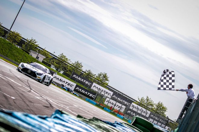 レース2のトップチェッカーを受けるメルセデスAMG・チーム・トクスポーツWRTの6号車メルセデスAMG GT3