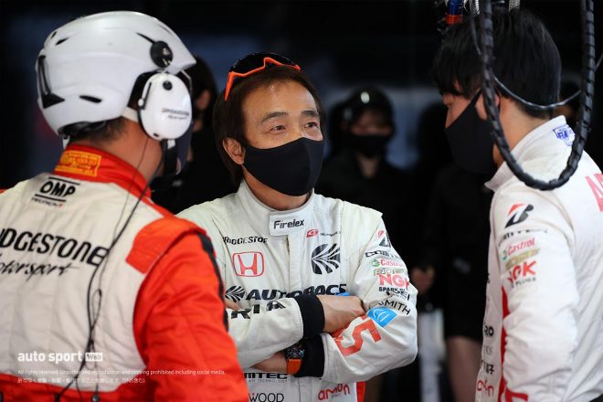 佐藤蓮と話し込む高木真一