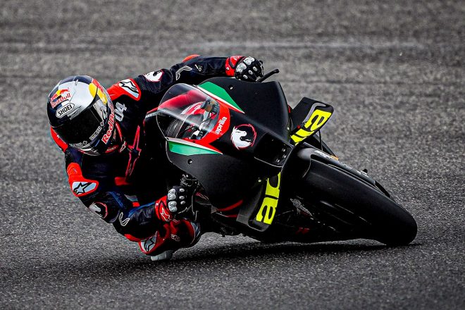 MotoGP：イタリア・ムジェロでアプリリアRS-GPをテストするアンドレア・ドヴィツィオーゾ
