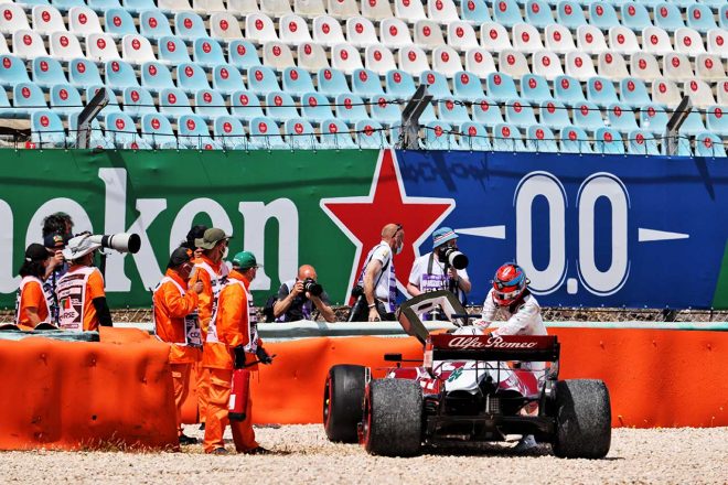 フロントウイングが脱落してしまったライコネンさんはリタイアに