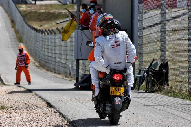 スクーターに乗ってピットへと戻るライコネンさん