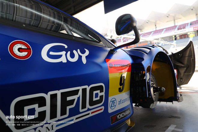 フロントフェンダーアウトレットの効率に配慮し、先細りのテーパー状となる処理が施されたドア