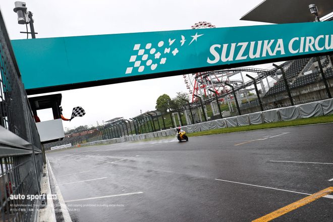 トップでチェッカーを受けた井手翔太（AKENOSPEED・YAMAHA）／2021鈴鹿サンデーロード第2戦 JSB1000 8耐トライアウト