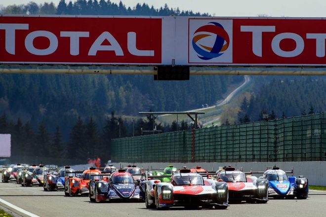 WEC第1戦スパ、フロントロウからレースをスタートするGR010ハイブリッドの2台。背後にはLMP2車両が連なる