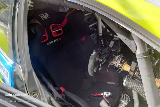 30号車TOYOTA GR SPORT PRIUS PHV apr GTのシートに入るOMPと488 GT3の刺繍。さらにBRIDEのチューニングパッドの姿も見える