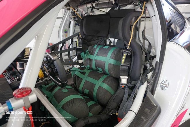 HOPPY Porscheのシート。搬入日に撮影したため、まだウエイトが納められている