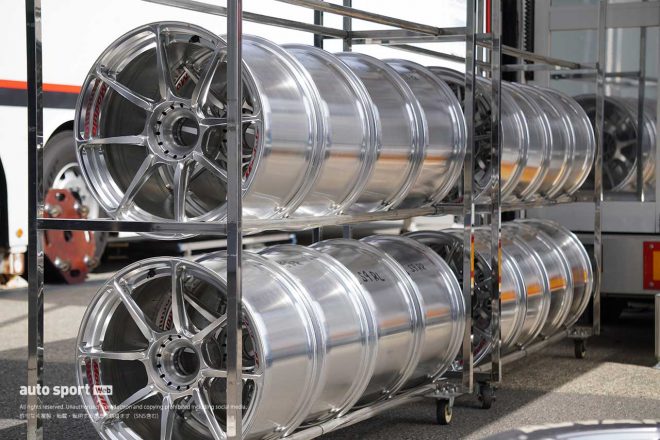 Yogibo NSX GT3のホイールはModulo製。表面にアルミニウムの陽極酸化被膜を施し、耐傷付き性や耐食性、耐摩耗性の向上を計った仕様だ