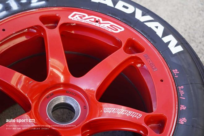 Hitotsuyama Audi R8 LMSのリヤホイールはRAYS。センターホイールにサイズが刻まれており、18インチ13J、インセットは＋43ということがわかる