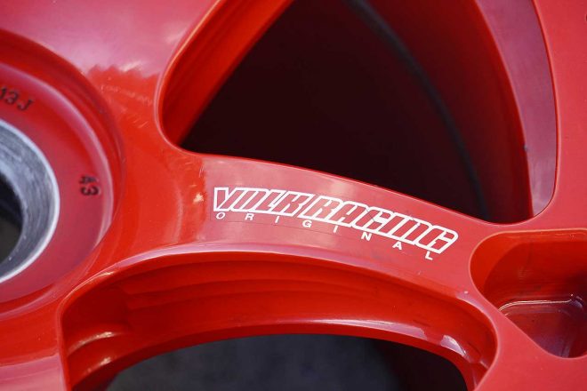 スポークサイドには3本の溝が掘られており、レースで耐えうる強度を保ちつつも、軽量化を試みていることがわかる