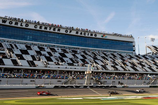 デイトナ・インターナショナル・スピードウェイのグランドスタンド上部には「ワールド・センター・オブ・レーシング」という文字が掲げられている