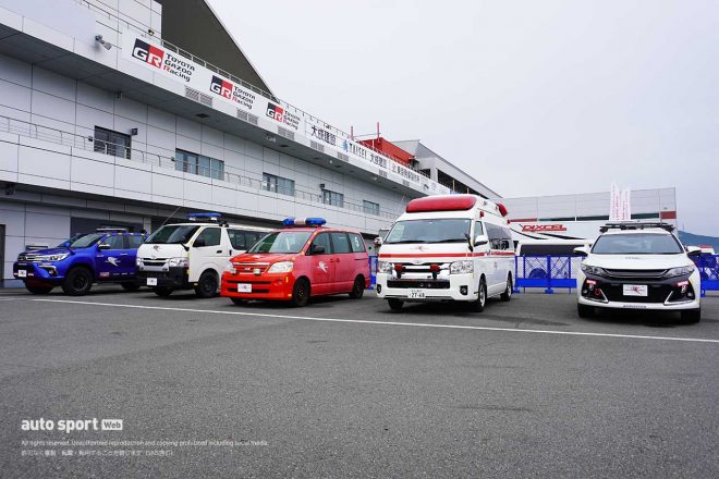 富士24時間で夜間にコースインする可能性のあるレスキューカーなどにイエローの反射シールが貼られている
