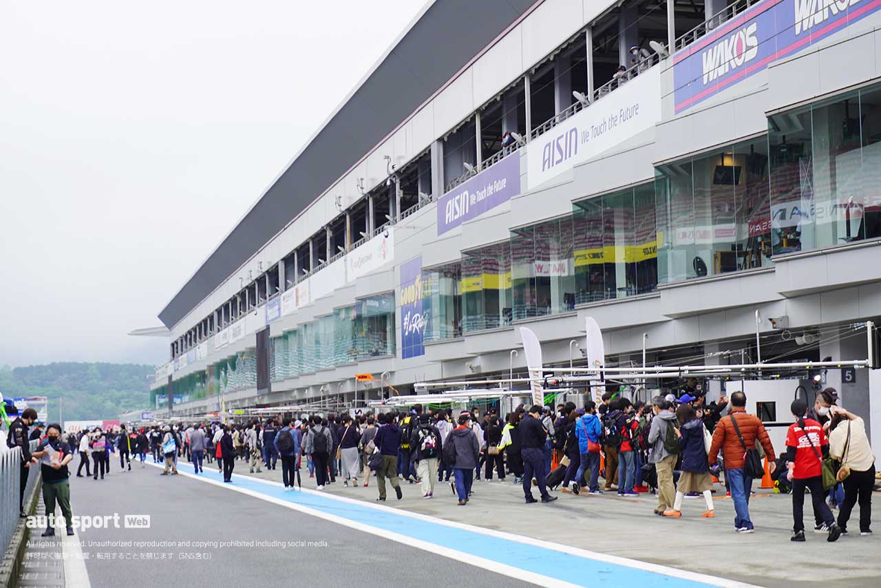 決勝日の午前にはピットビューイングが行われた富士スピードウェイ