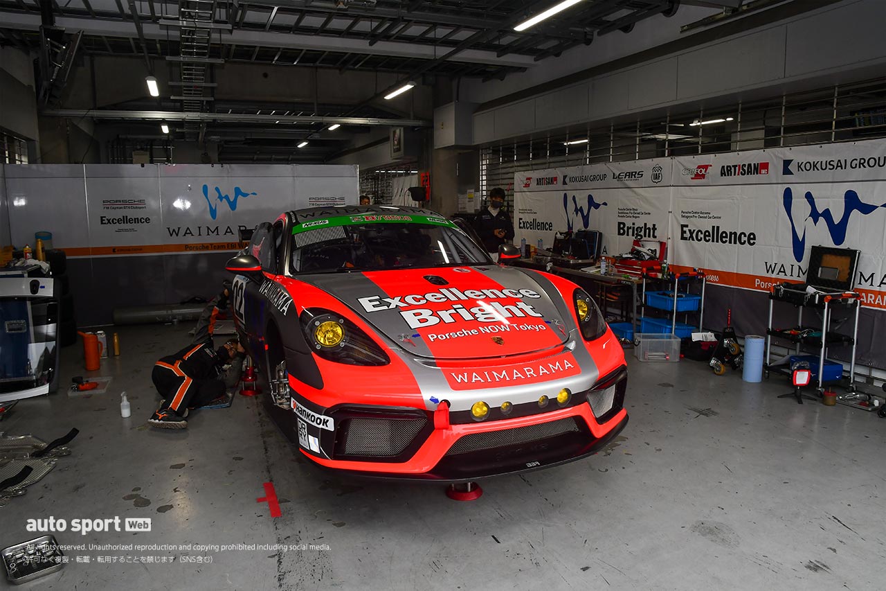 土曜午前のWAIMARAMA EBI Cayman GT4。パーティションの裏側には、大破したマシンが置かれている。