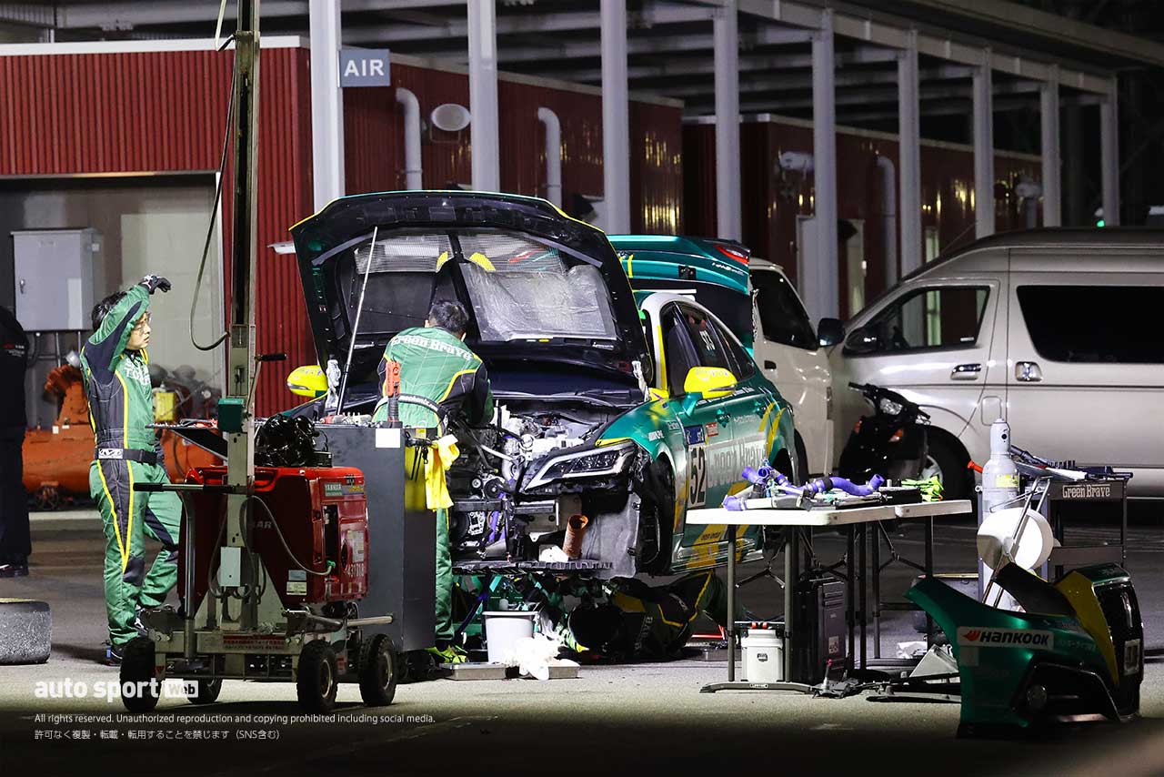 リペアエリアで修復中の52号車 埼⽟トヨペット GB クラウンRS