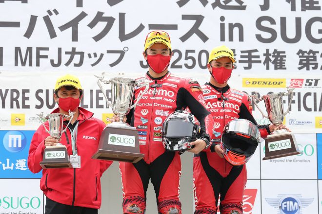 伊藤真一監督、1位の渡辺一馬、3位の作本輝介（Astemo Honda Dream SI Racing）／2021年全日本ロード第3戦SUGO ST1000 表彰台