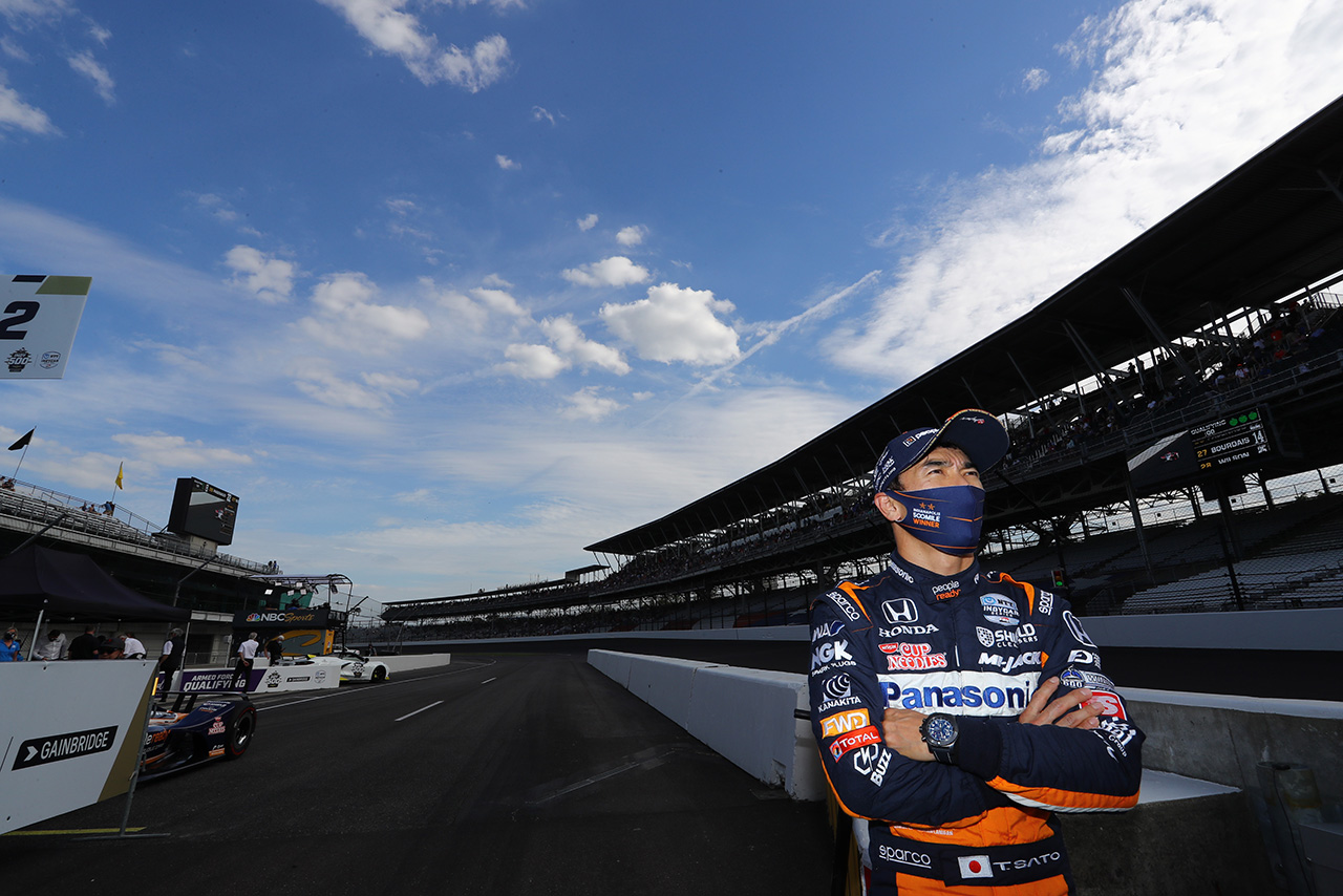 予選終了後にリーダーボードを見つめる佐藤琢磨