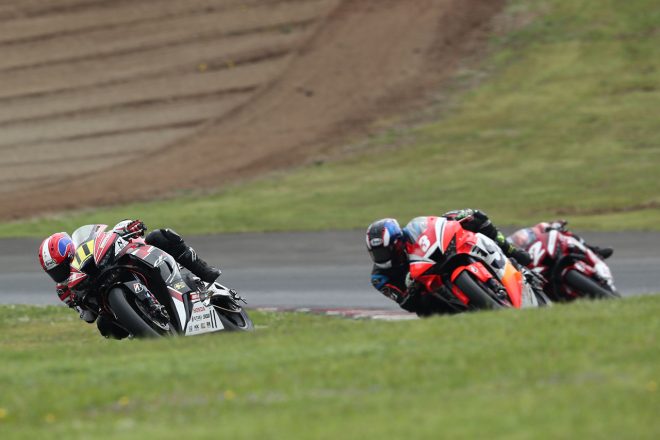 2番手を走る亀井雄大（Honda Suzuka Racing Team）／2021年全日本ロード第3戦SUGO JSB1000 レース2