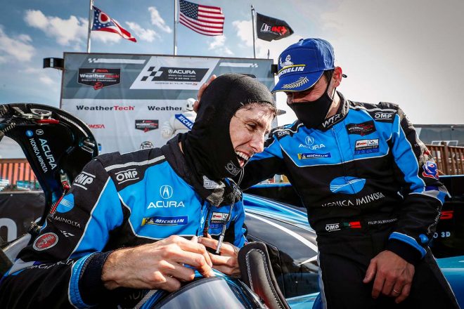 フィニッシュドライバーとなったリッキー・テイラー(左)をフィリペ・アルバカーキが迎える