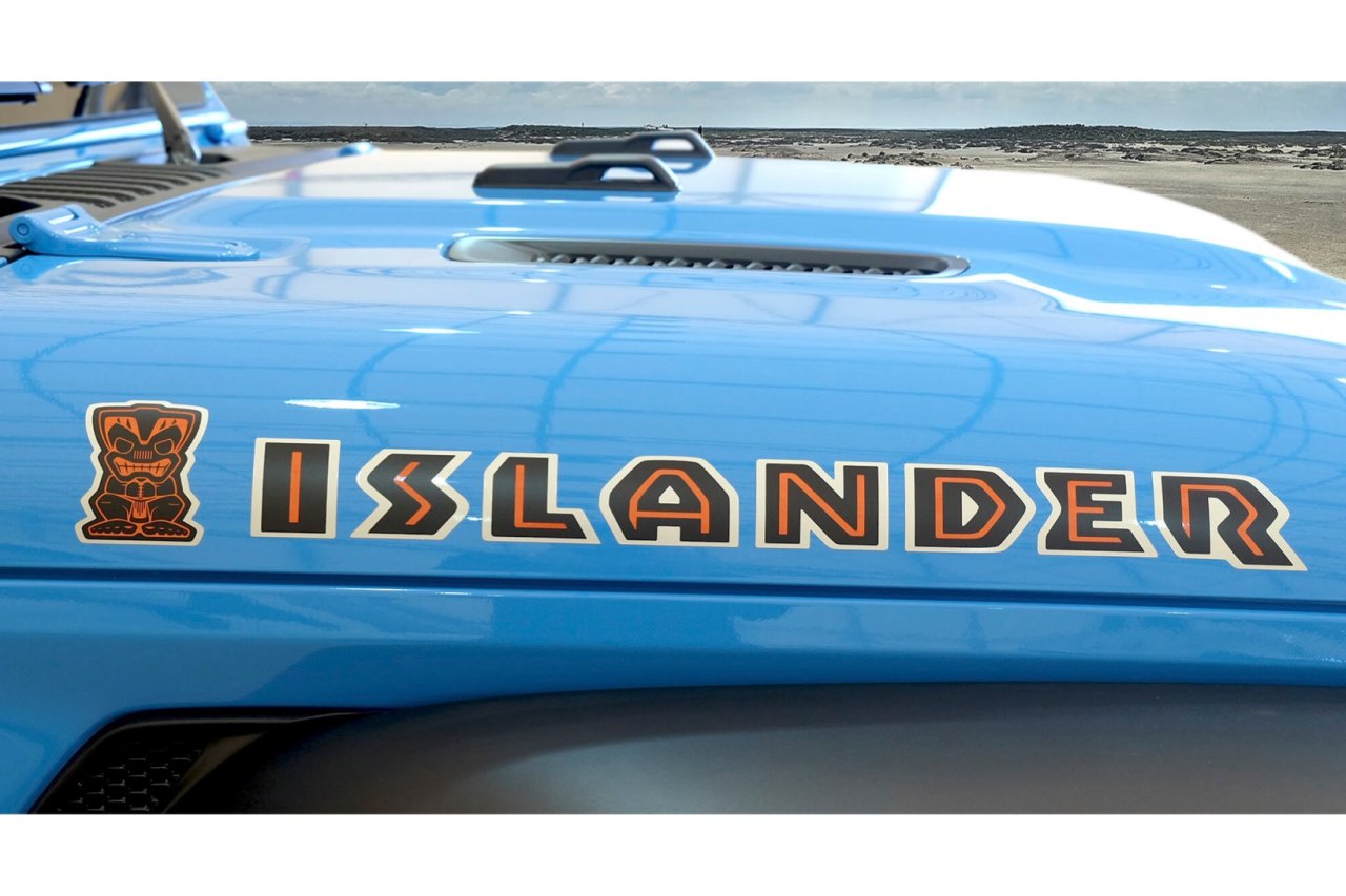 ボンネット側面とタイヤカバーにはポリネシア神話に登場するティキ（Tiki）をモチーフに、Jeep独自のセブンスロットの鼻を組み合わせた独自のキャラクター、ティキ・ボブのイラストがあしらわれる