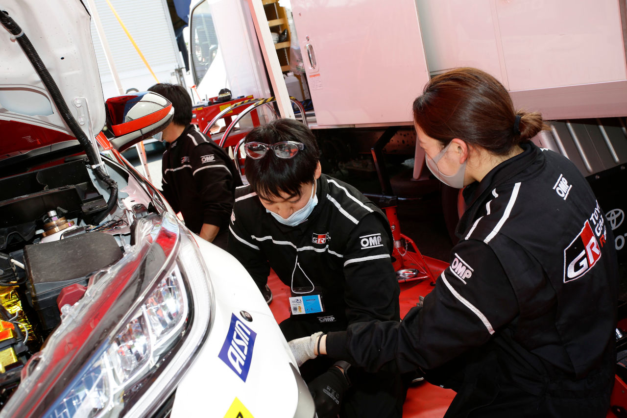 スポット参加枠として社内各部署の社員をメカニックとして受け入れているTGR。今回は初めて女性社員がメカニックとして参加した。