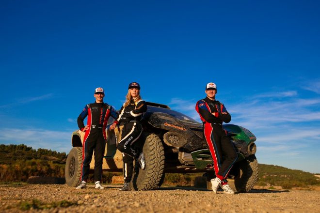 ミカエラ-アーリン ・コチュリンスキー(中央)や、実兄で2019年のWorldRX王者でもあるティミー・ハンセン(左)らと、初期車両開発にも参加してきた