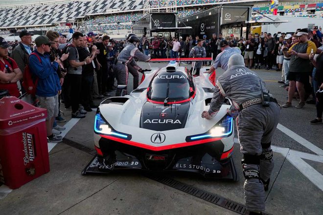 2020年デイトナ24時間でのパドックエリア。マシンのすぐ近くまで観客が近づける。